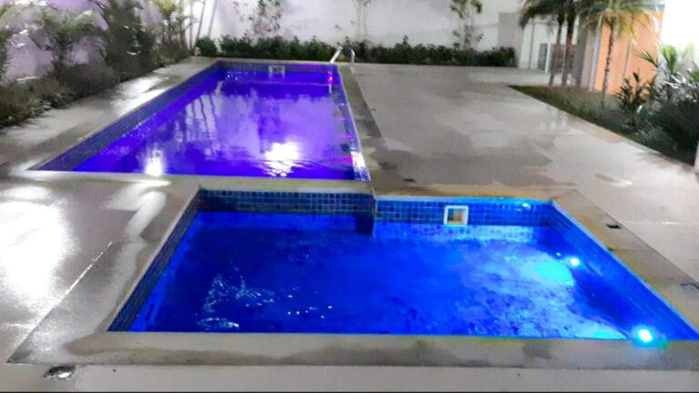 Piscina com iluminação cência do Empreendimento Residencial Miró Parque