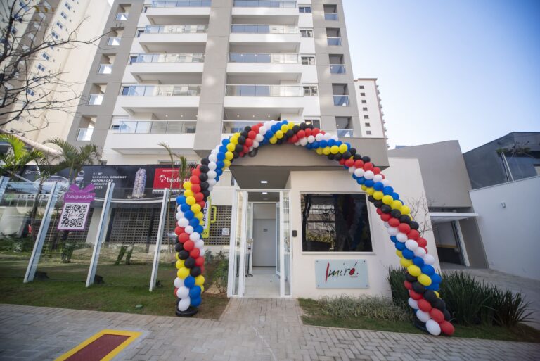 Foto da portaria do empreendimento residencial Miró Parque enfeitada com balões e tirada no dia da inauguração e entrega do empreendimento