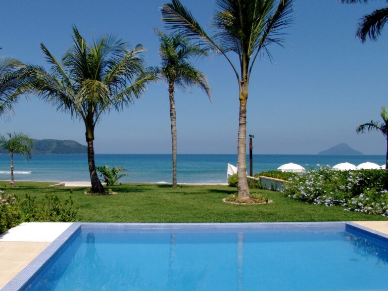 Piscina com vista para a praia da Mansão Juquehy - São Sebastião - 70 - parte do Condomínio de casas, um projeto e construção da RRG construtora e Incorporadora.