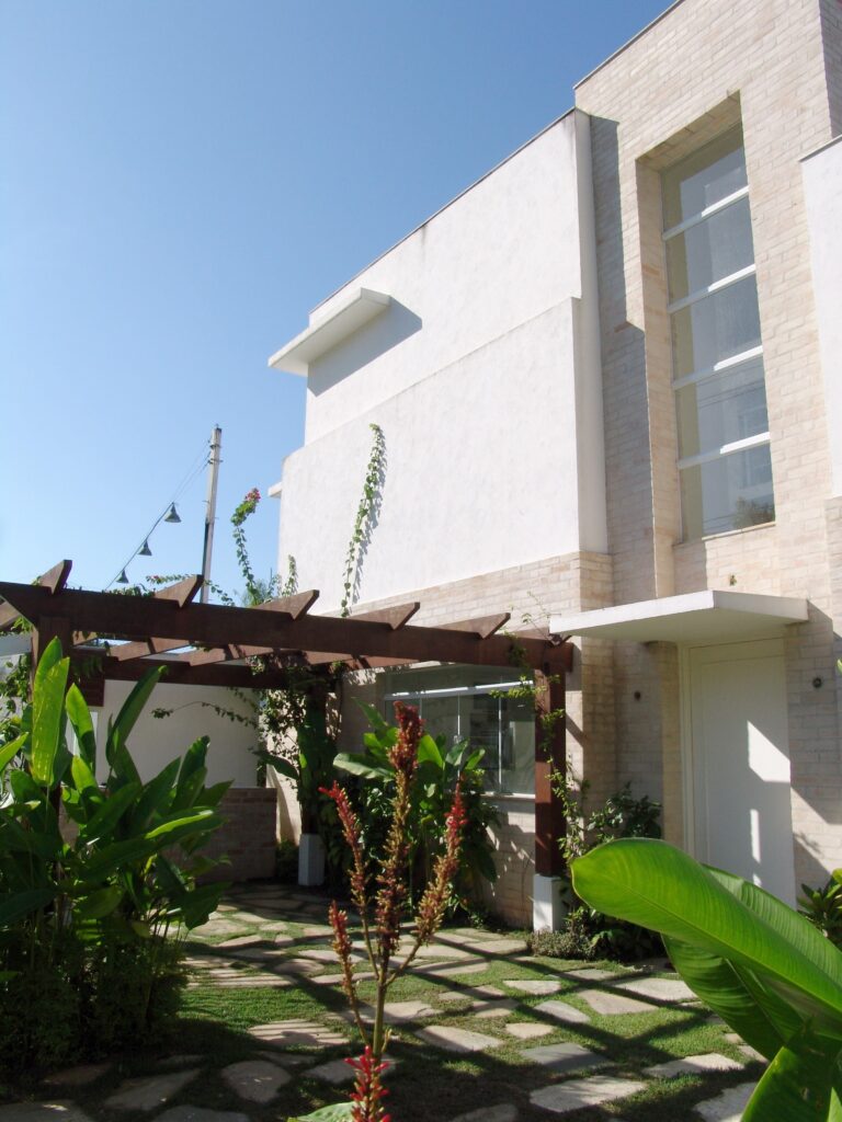 vista lateral da Piscina com vista para a praia da Mansão Juquehy - São Sebastião - 70 - parte do Condomínio de casas, um projeto e construção da RRG construtora e Incorporadora.