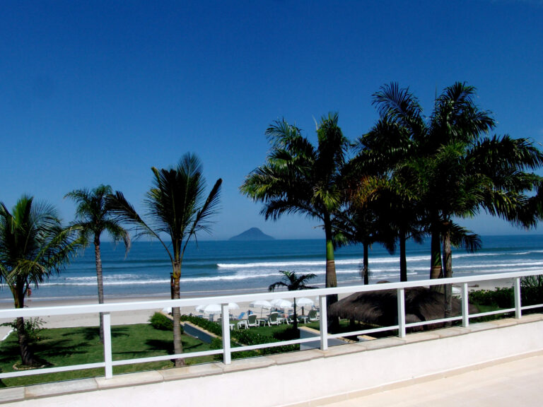 vista desde a Piscina com vista para a praia da Mansão Juquehy - São Sebastião - 70 - parte do Condomínio de casas, um projeto e construção da RRG construtora e Incorporadora.