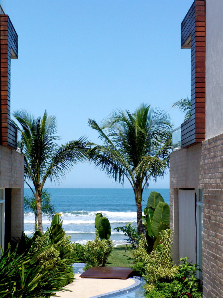 parte lateral entre as casas, Piscina com vista para a praia da no condominio em Juquehy - São Sebastião - proejto 70 - parte do Condomínio de casas, um projeto e construção da RRG construtora e Incorporadora.