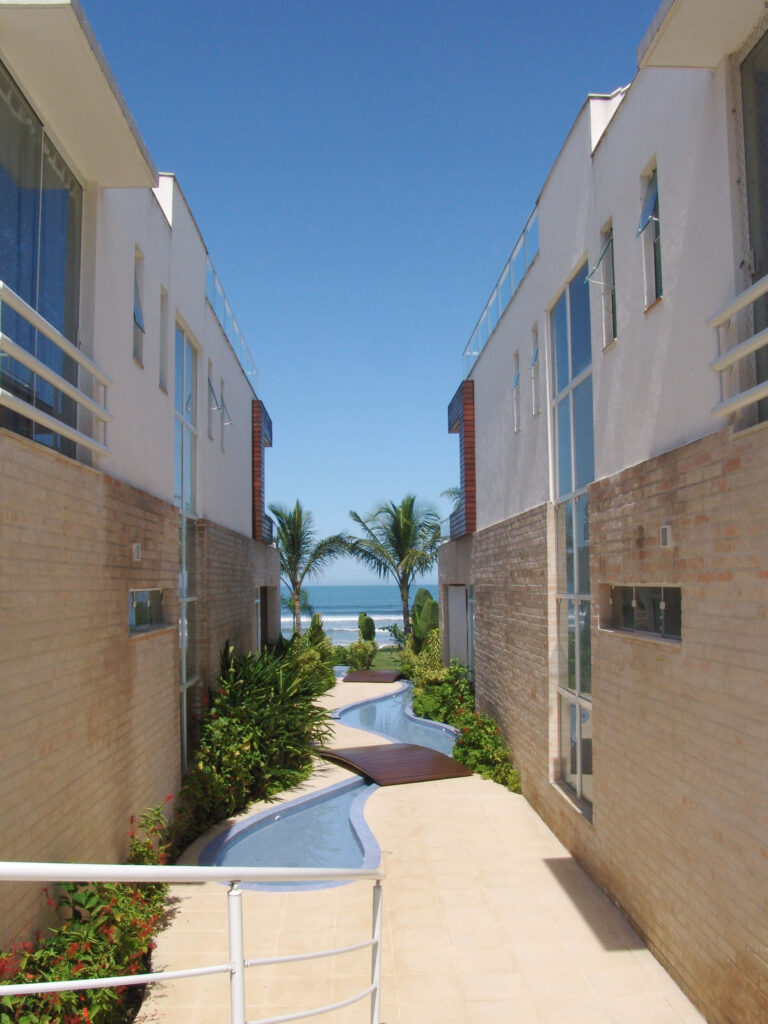 parte lateral entre as casas, Piscina com vista para a praia da no condominio em Juquehy - São Sebastião - proejto 70 - parte do Condomínio de casas, um projeto e construção da RRG construtora e Incorporadora.