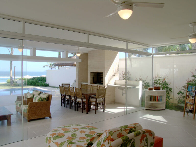 vista da sala de estar da Mansão Juquehy - São Sebastião - 70 - Condomínio de casas mansões, projeto e construção da RRG construtora e Incorporadora.