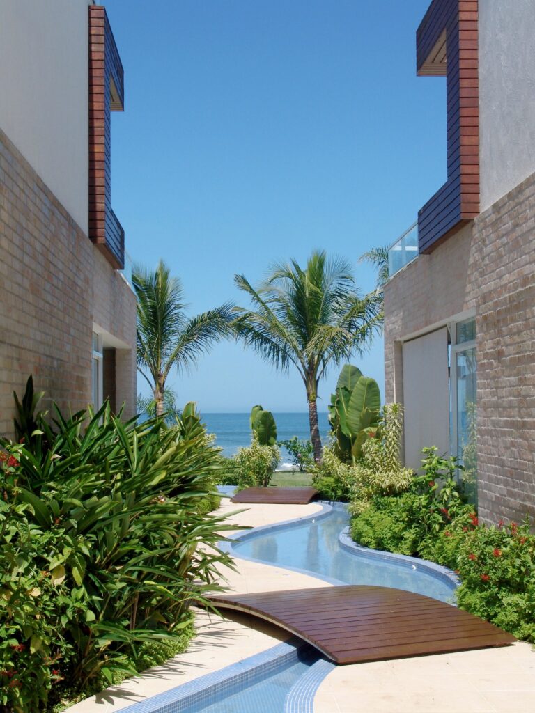 Vista da lateral do condominio em Juquehy - São Sebastião - proejto 70 - parte do Condomínio de casas, um projeto e construção da RRG construtora e Incorporadora.