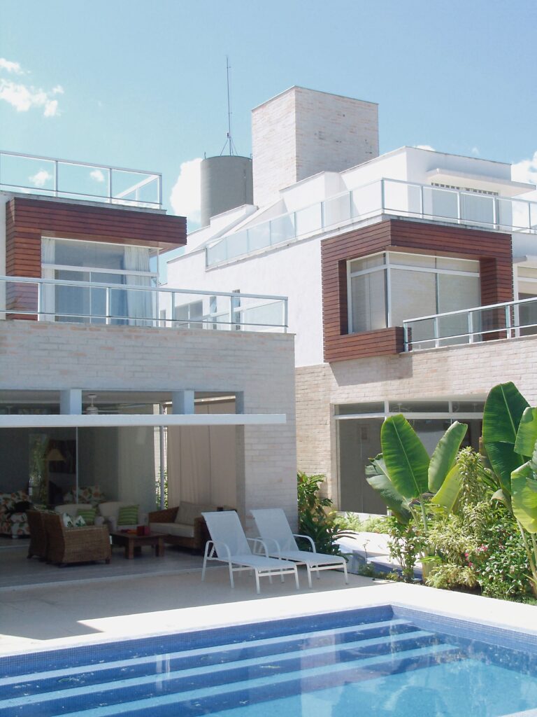 Vista da piscina de frente da Mansão Juquehy - São Sebastião - 70 - Condomínio de casas mansões, projeto e construção da RRG construtora e Incorporadora.