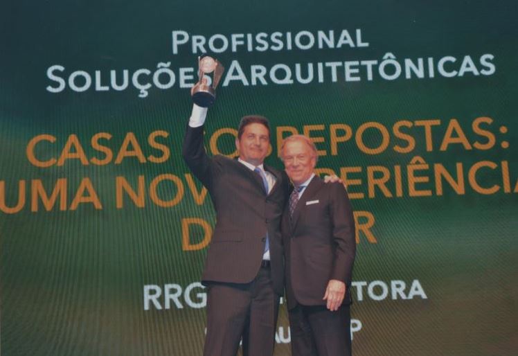 Reynaldo Rosemberg (diretor da RRG Construtora e Incorporadora) recebendo no palco o 21º Prêmio Master Imobiliário